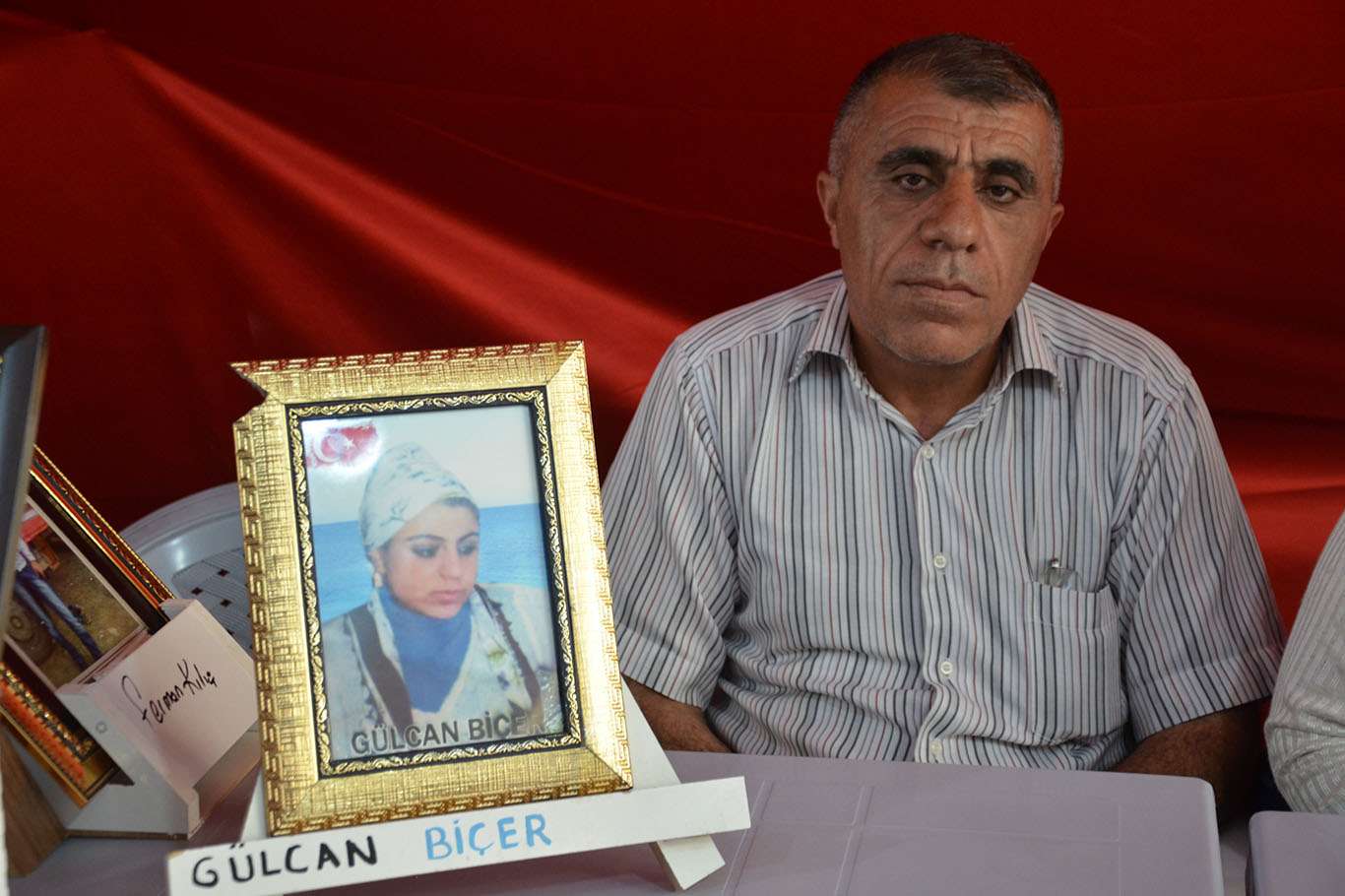 Evlat nöbeti tutan baba: Son çocuk dağdan inene kadar buradan ayrılmayacağız Evlat nöbeti tutan baba: Son çocuk dağdan inene kadar buradan ayrılmayacağız
